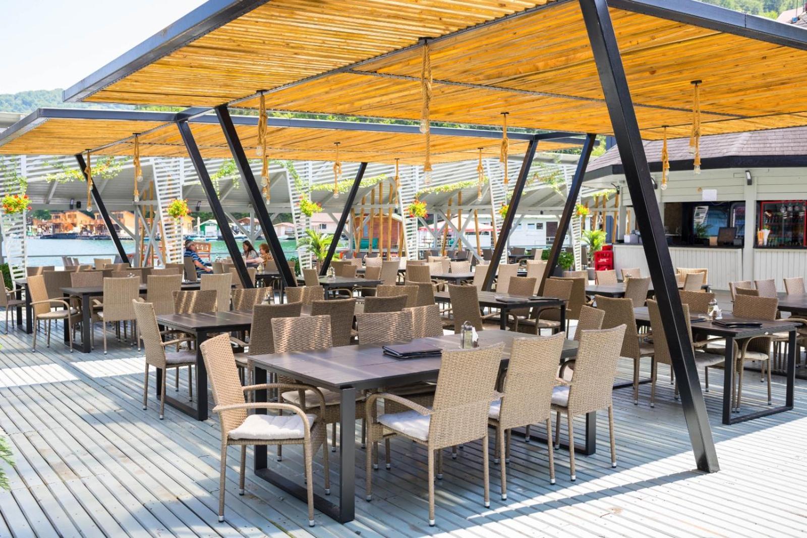 Hotel Pescarus Port Биказ Екстериор снимка