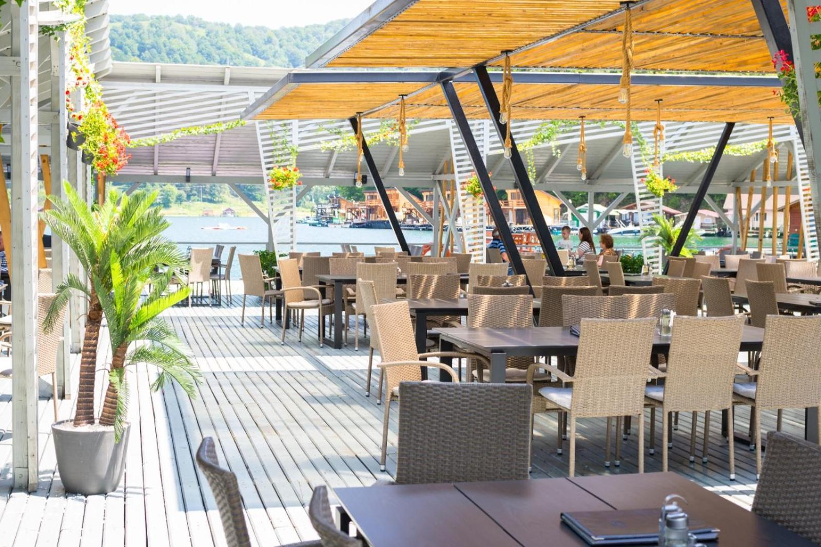 Hotel Pescarus Port Биказ Екстериор снимка